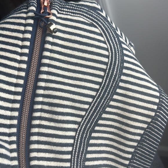 Women’s Lululemon scuba full zip with hood size 2 - Picture 4 of 5